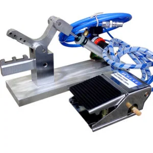 Position the inner wire on the plastic wire claw holder 内側のワイヤーをプラスチック製のワイヤークローホルダーに配置します