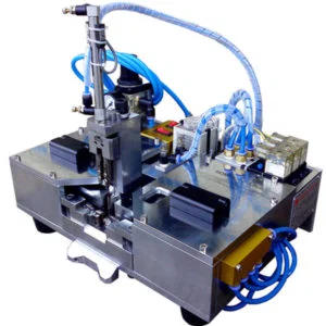 Position the inner wire on the plastic wire claw holder 内側のワイヤーをプラスチック製のワイヤークローホルダーに配置します